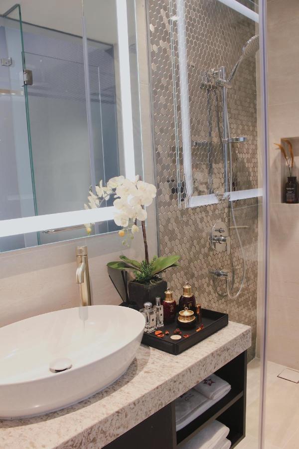 Standard Suite,1054602001:JPEG