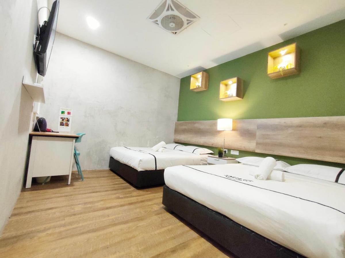 Family Room,1121018106:JPEG