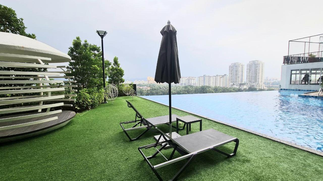 Apartment with Pool View