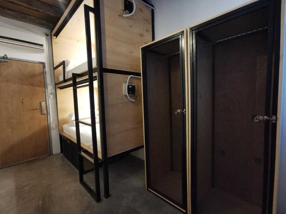 Tweepersoonskamer met 2 Aparte Bedden en Gedeelde Badkamer