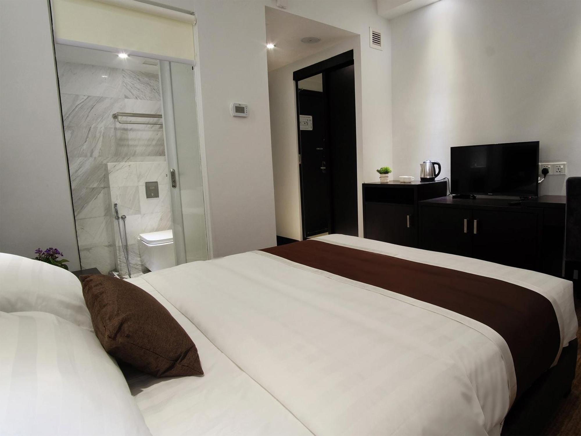 Standard Queen Room without Window