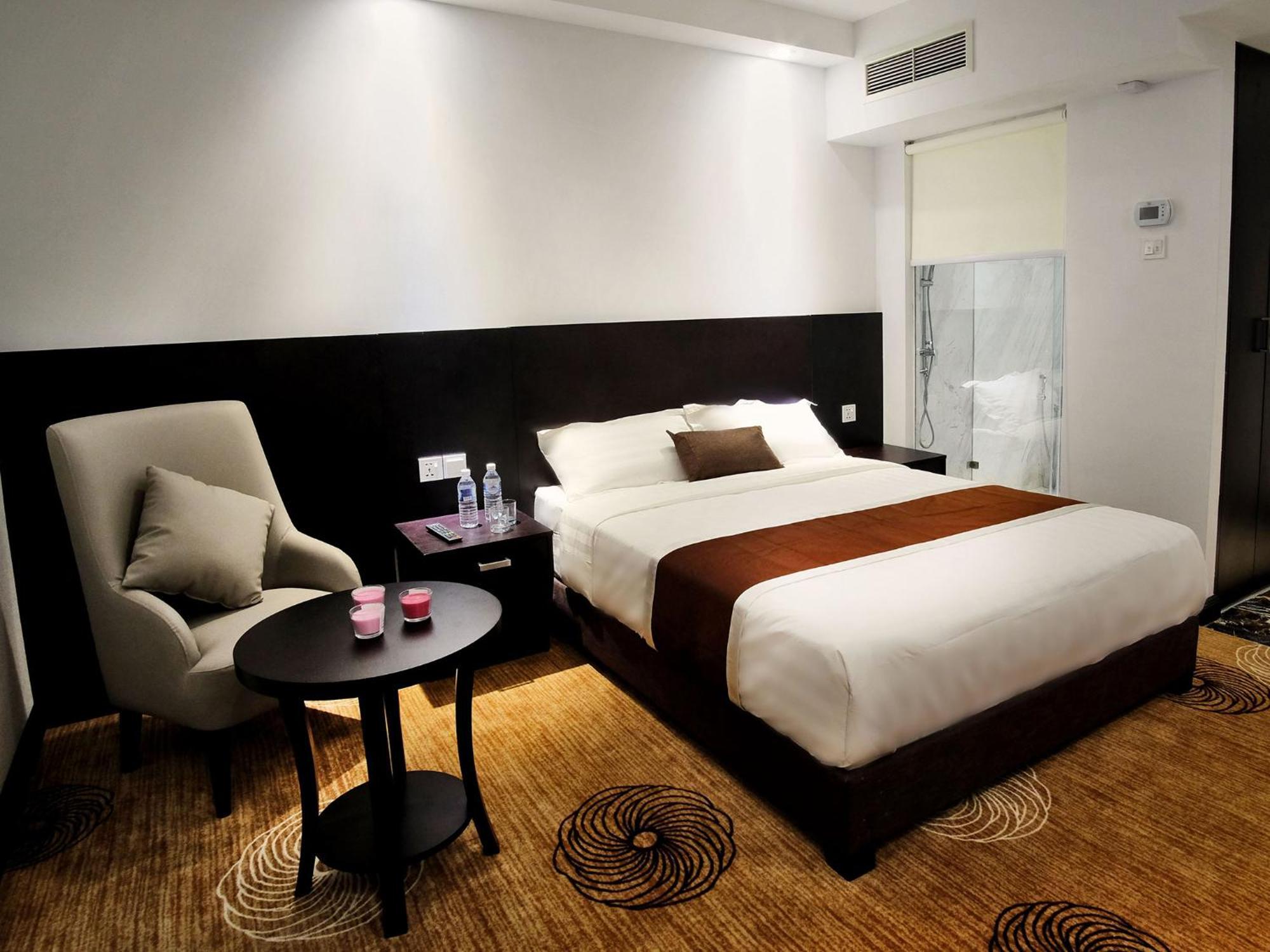 Deluxe Queen Room City View