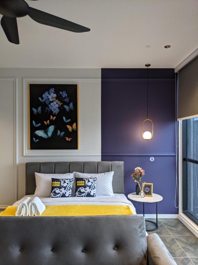 Estudio con cama extragrande y sofá cama
