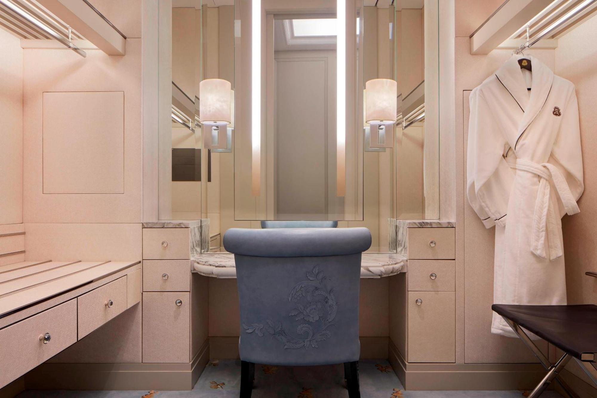 Royal King Suite with Lake Gardens View