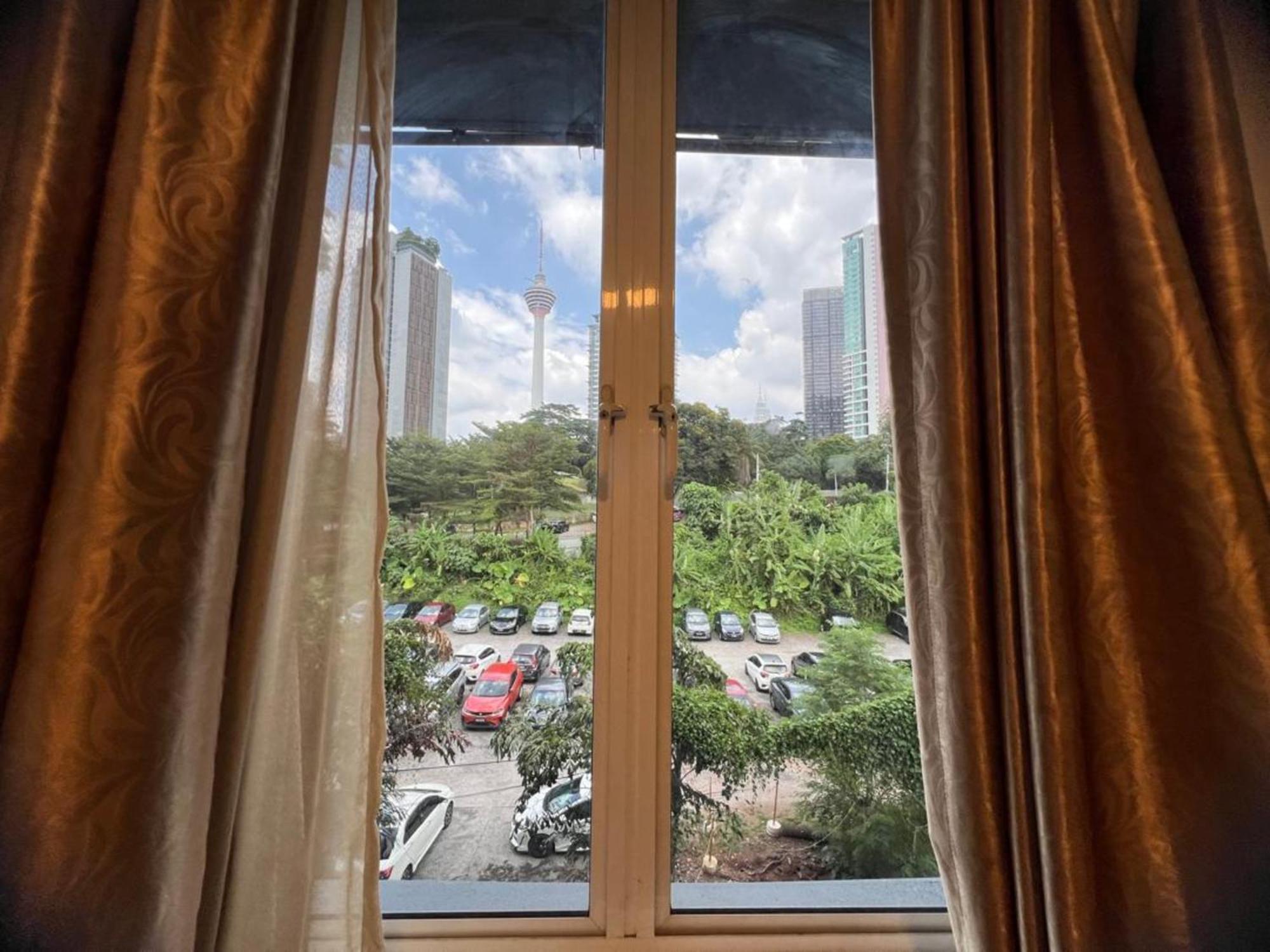 Deluxe Queen Room Window
