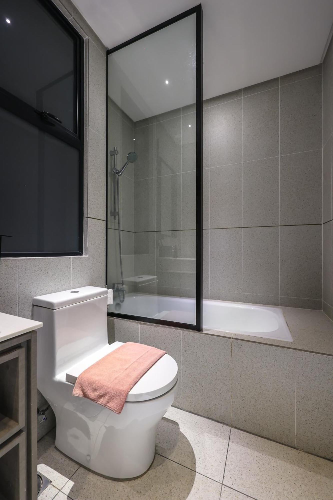 2 Bedroom Suites with Bathtub
