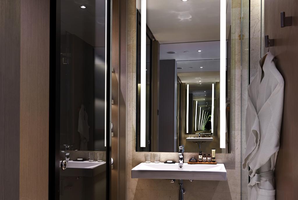 Deluxe Zipper Room
