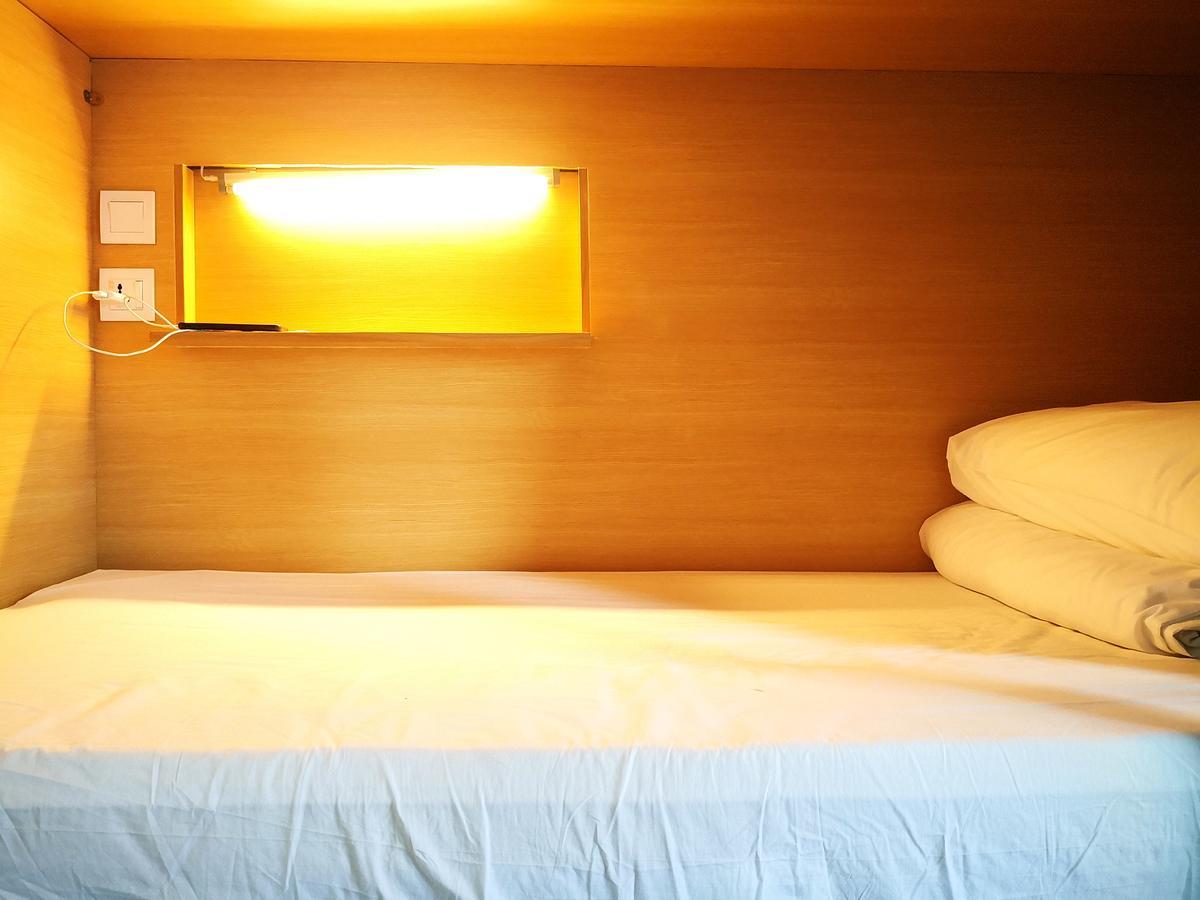 Single Room with Shared Bathroom,519756420:JPEG